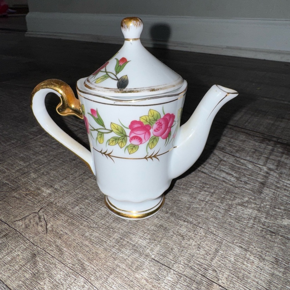 Vintage Victorias garden teapot